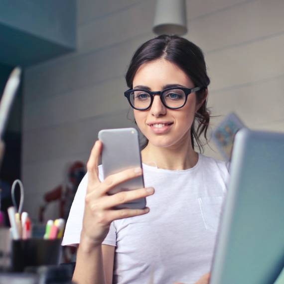 bruce mars unsplash image girl on phone