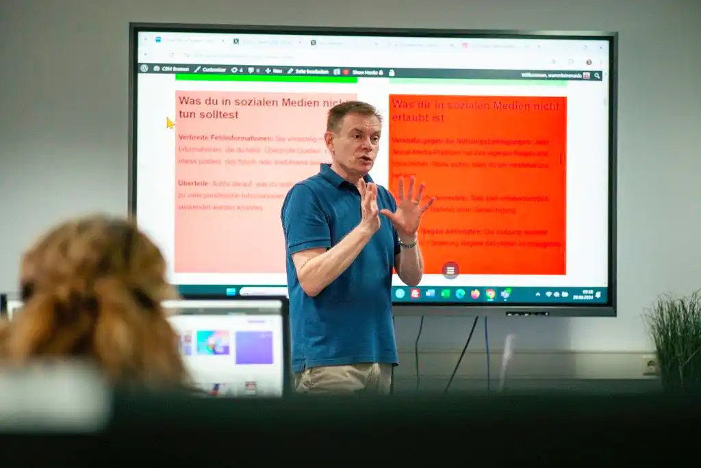 Warren Laine-Naida teaching a class. Photograph by Frauke Wohlers.